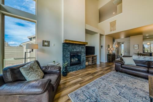 Modern Mountain View Townhome – Photos 3