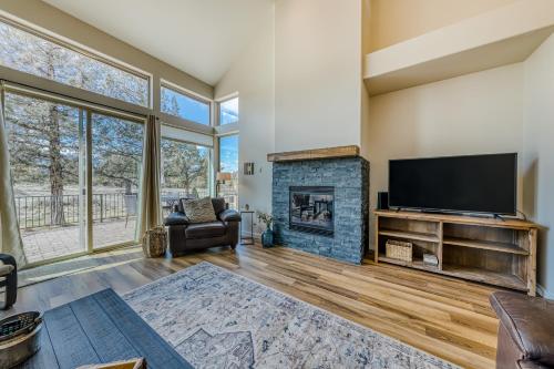 Modern Mountain View Townhome – Photos 2