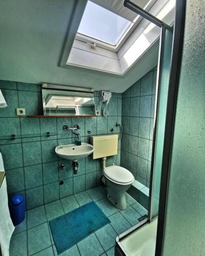 Bilik mandi di Villa Ela