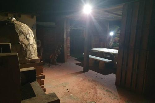 ein dunkles Zimmer mit einem Tisch und einer Lampe in der Unterkunft Sueño Playitas in Las Playitas