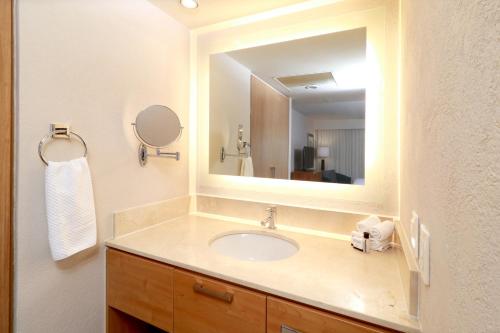 y baño con lavabo y espejo. en Staybridge Suites Guadalajara Expo, an IHG Hotel, en Guadalajara