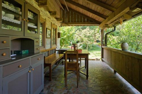 eine Küche mit Tisch und ein Esszimmer in der Unterkunft Cottage on Hill in Donja Stubica