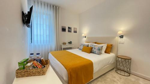 1 dormitorio con cama y ventana en MyTrip Porto, en Matosinhos