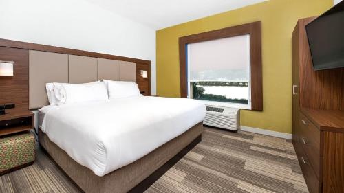 Postel nebo postele na pokoji v ubytování Holiday Inn Express Hotel and Suites Conroe by IHG
