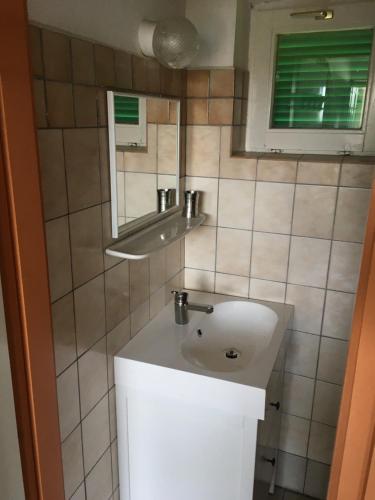 バラトンフレドにあるArácsi házikóのバスルーム(白い洗面台、鏡付)