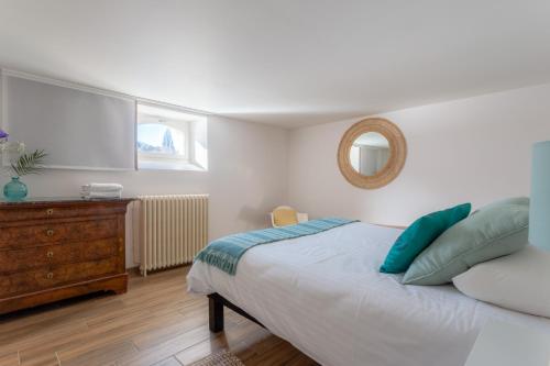 een slaapkamer met een bed, een dressoir en een spiegel bij SUITE Souplex Château Côte de Nacre in Ver-sur-Mer