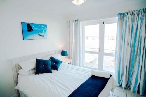 Posteľ alebo postele v izbe v ubytovaní 20 Cayman Beach, Gordon's Bay