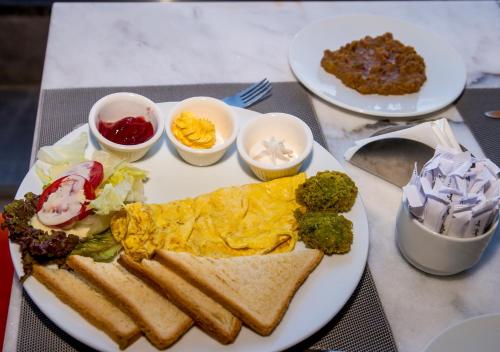 - un plateau de petit-déjeuner composé d'œufs et de pain grillé dans l'établissement Marvel Stone Hotel, au Caire