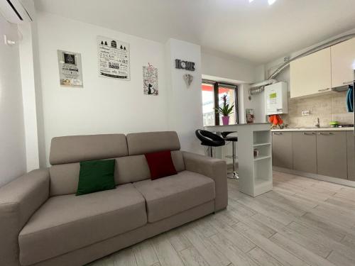 a living room with a couch and a kitchen at Renting Solutions Iulius Mall in Iaşi