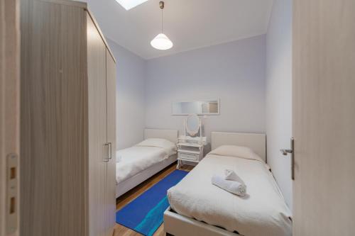 um quarto de hospital com duas camas e um espelho em Jordi apartment em Corfu Town