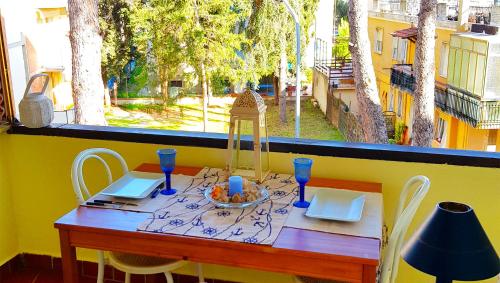 een tafel met een kom eten erop met een raam bij Suites Pratoranieri Beach in Follonica