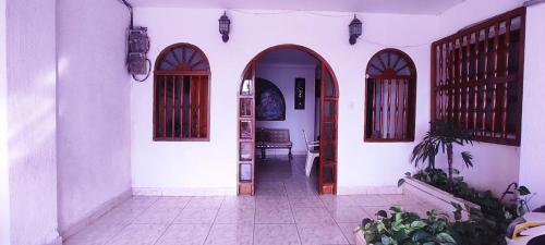 einen Flur eines Hauses mit offener Tür in der Unterkunft Casona La Española in Cartagena de Indias