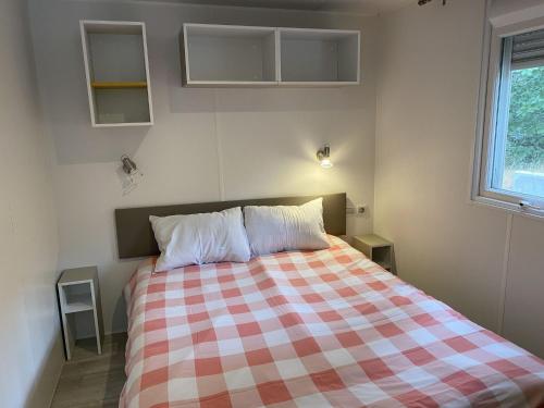 Una cama o camas en una habitación de Chalet near Antwerp with Pool Access