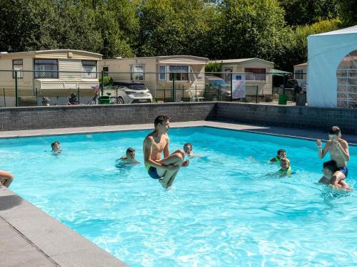 La alberca dentro o cerca de Chalet near Antwerp with Pool Access
