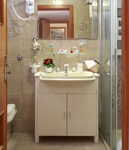 a bathroom with a sink and a shower at Palazzo Stapane in Santa Maria al Bagno