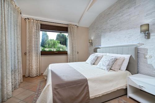 una camera con un grande letto e una finestra di Villa Lina a Pula