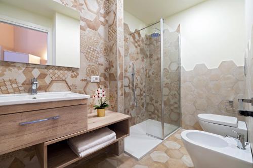 een badkamer met een wastafel, een toilet en een douche bij Villa Lina in Pula