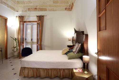 a bedroom with a bed in a room at Palazzo Stapane in Santa Maria al Bagno