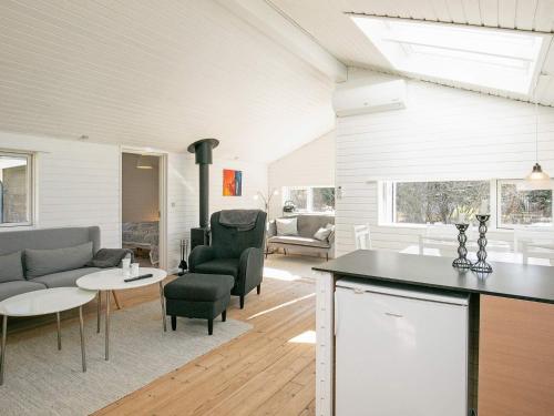 - un salon avec un canapé et une table dans l'établissement 5 person holiday home in lb k, à Ålbæk