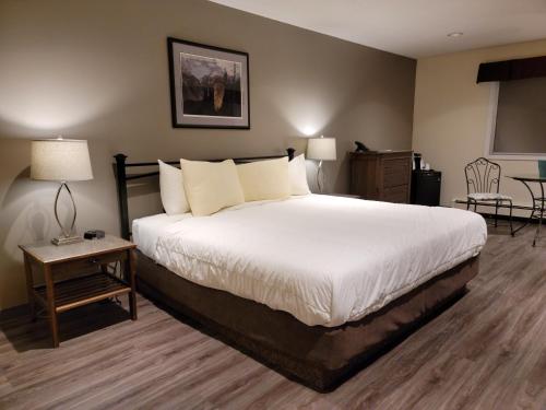 Posteľ alebo postele v izbe v ubytovaní Woodland Inn