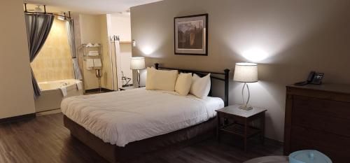 Кровать или кровати в номере Woodland Inn