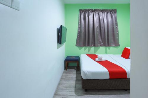 Ein Bett oder Betten in einem Zimmer der Unterkunft Hotel Aman- Nilai & KLIA
