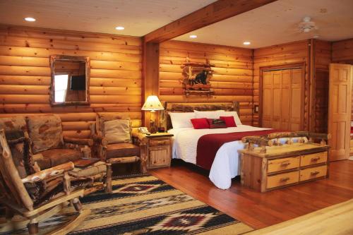 A bed or beds in a room at The Pineola