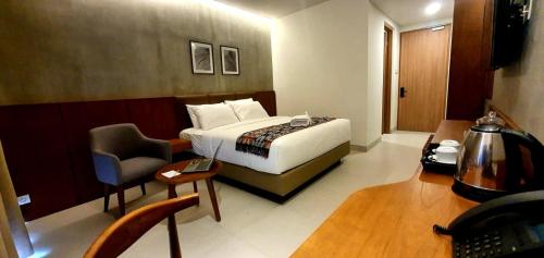 Tempat tidur dalam kamar di Kambaniru Beach Hotel and Resort