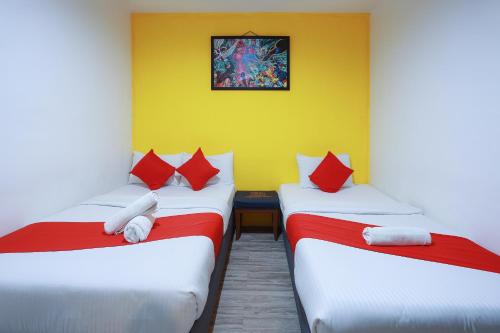Ein Bett oder Betten in einem Zimmer der Unterkunft Hotel Aman- Nilai & KLIA