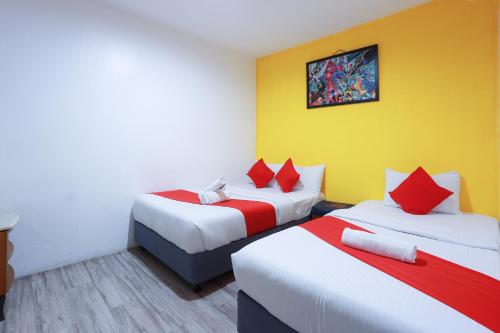 Ein Bett oder Betten in einem Zimmer der Unterkunft Hotel Aman- Nilai & KLIA
