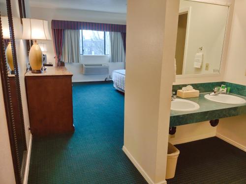 Postel nebo postele na pokoji v ubytování GuestHouse Inn Enumclaw