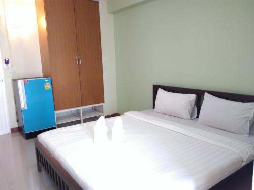 a bedroom with a large bed with white sheets at ฐิติกร แกรนด์วิว in Thanya Buri