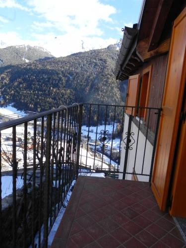 a balcony with a view of the mountains at B&B Villa Dalegno in Temù