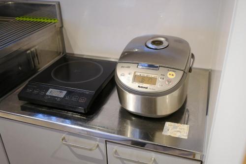 a mixer sitting on a counter in a kitchen at 一棟貸自炊可-CosyNest-世界遺産 熊野古道歩きの拠点-無料Wi-Fi-駐車場2台無料 in Nachikatsuura