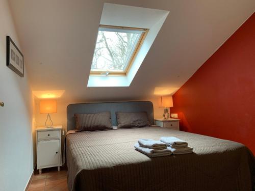 um quarto com uma cama com toalhas em Villa Waldblick em Baabe