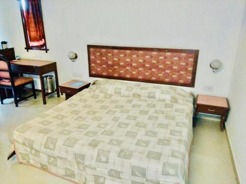 Giường trong phòng chung tại Hotel Regency Bina