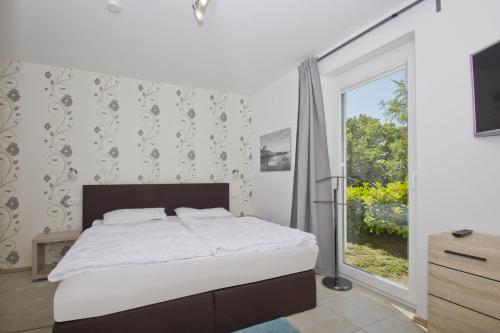 En eller flere senge i et værelse på Ferienwohnung mit Kamin und Terrasse, gratis Nutzung vom AHOI Erlebnisbad und Sauna in Sellin - Villa Sara FeWo03