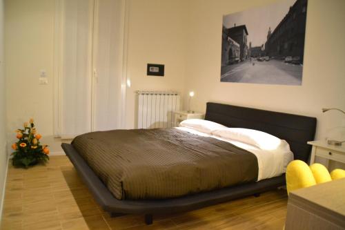 a bedroom with a bed, a lamp, and a painting on the wall at B&B Dell'Orso - Affittacamere - Guest house in Bologna