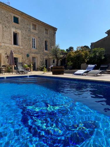 una gran piscina frente a un edificio en La Marelle, en Laredorte