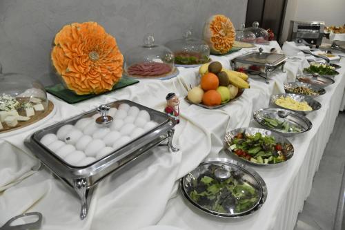 Krokus Plaza في طشقند: طاولة عليها العديد من أطباق الطعام