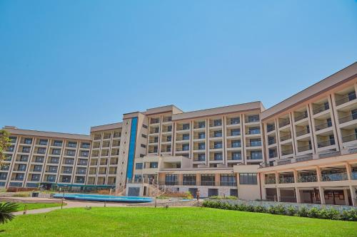 un gran edificio con un parque enfrente en Goma Serena Hotel en Goma