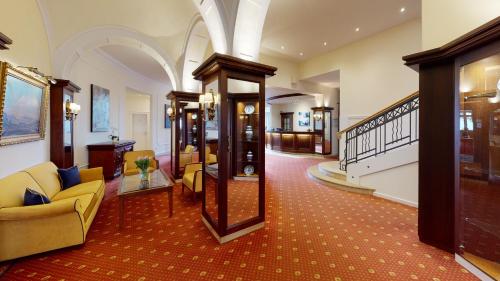 eine Lobby mit einer Treppe und einem Wartezimmer in der Unterkunft Hotel Oranien Wiesbaden in Wiesbaden