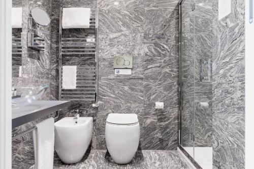 ミラノにあるAiello Rooms - San Babilaのバスルーム(トイレ、洗面台付)