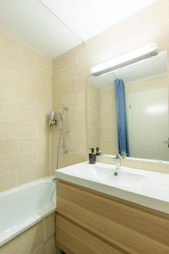 une salle de bain avec un lavabo, une baignoire et un miroir dans l'établissement Le Marin - T3 Tout Confort Proche Météo France, à Toulouse