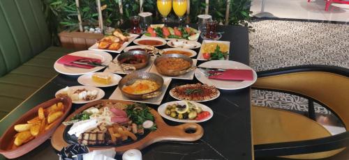 una tavola piena di piatti di cibo su un tavolo di Elifim Resort Hotel a Bolu