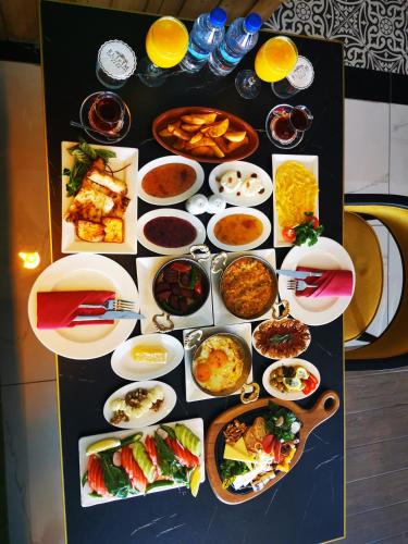 un tavolo con molti piatti di cibo sopra di Elifim Resort Hotel a Bolu