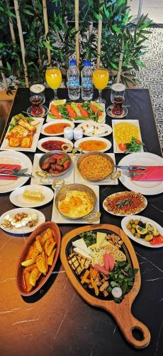 un tavolo con molti piatti di cibo sopra di Elifim Resort Hotel a Bolu
