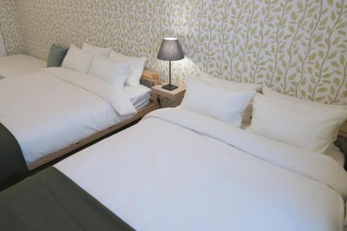 Ένα ή περισσότερα κρεβάτια σε δωμάτιο στο neko neko apartment