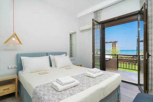 um quarto com uma cama e vista para o oceano em Kamelia & Semeli Hotel em Skala Potamias