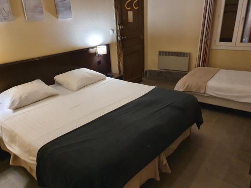 a hotel room with two beds in a room at Le Bistrot Vinaigrette in Prades-le-Lez